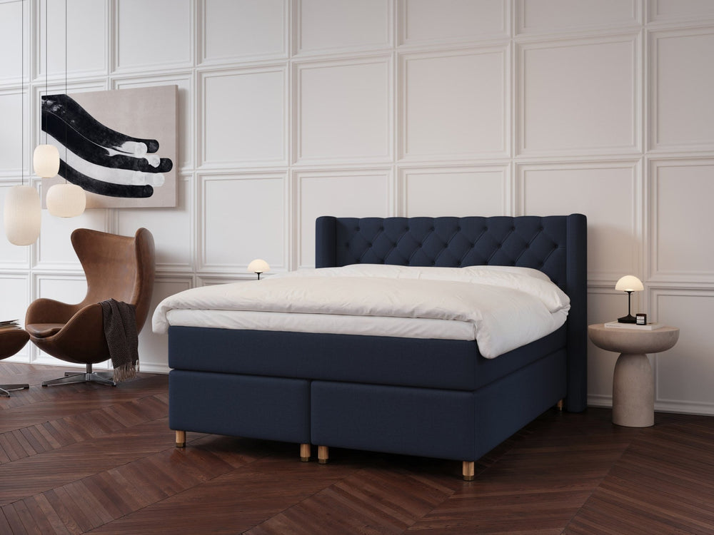 Eira Fjäll 160x210 Mørkeblå Nordic Dream tilbyr senger med skandinavisk design og materialer av høy kvalitet. Opplev perfekt komfort for en god natts søvn. Bestill din i dag!