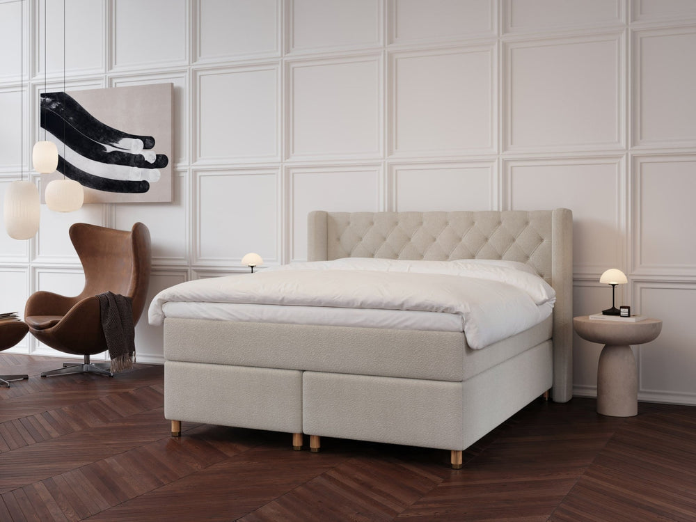 Eira Fjäll 180x200 Bouclé cream Nordic Dream tilbyr senger med skandinavisk design og materialer av høy kvalitet. Opplev perfekt komfort for en god natts søvn. Bestill din i dag!