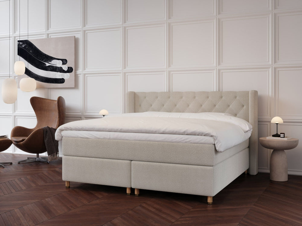 Eira Fjäll 210x210 Bouclé cream Nordic Dream tilbyr senger med skandinavisk design og materialer av høy kvalitet. Opplev perfekt komfort for en god natts søvn. Bestill din i dag!