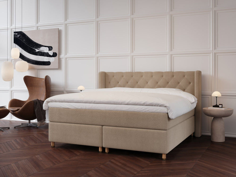 Eira Fjäll 210x210 Bouclé latte Nordic Dream tilbyr senger med skandinavisk design og materialer av høy kvalitet. Opplev perfekt komfort for en god natts søvn. Bestill din i dag!