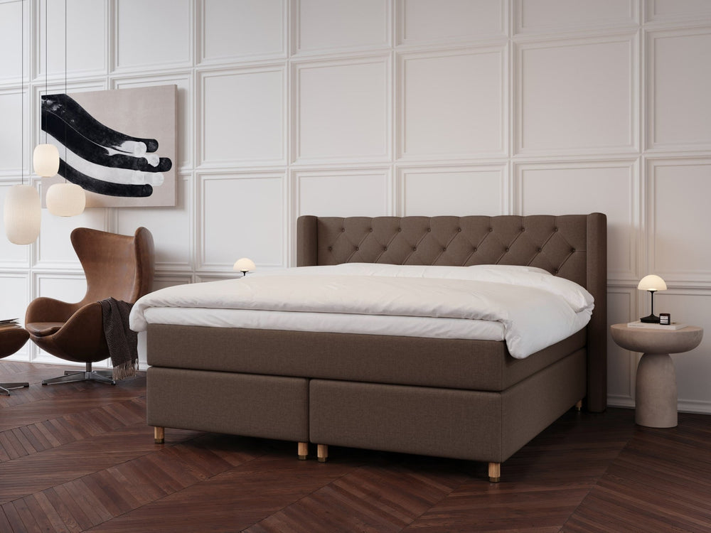 Eira Fjäll 210x210 Mørk brun Nordic Dream tilbyr senger med skandinavisk design og materialer av høy kvalitet. Opplev perfekt komfort for en god natts søvn. Bestill din i dag!