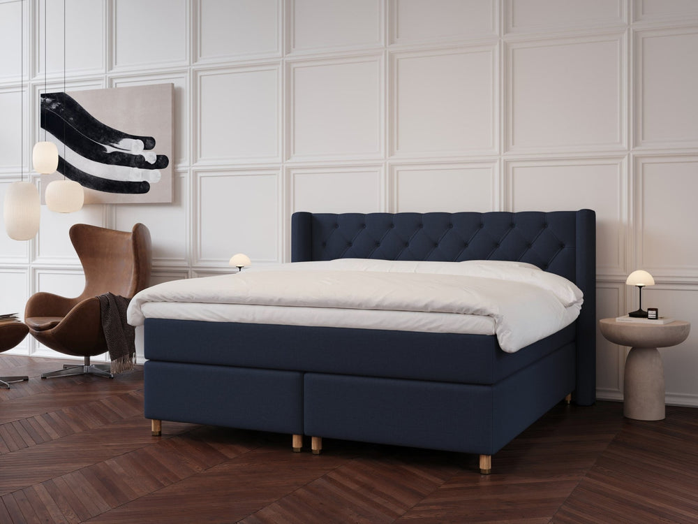 Eira Fjäll 220x220 Mørkeblå Nordic Dream tilbyr senger med skandinavisk design og materialer av høy kvalitet. Opplev perfekt komfort for en god natts søvn. Bestill din i dag!