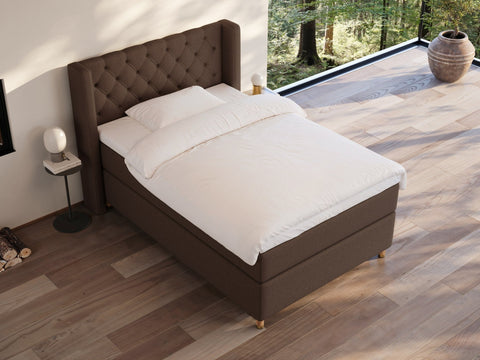 Eira Fjord 140x200 Mørk brun Nordic Dream tilbyr senger med skandinavisk design og materialer av høy kvalitet. Opplev perfekt komfort for en god natts søvn. Bestill din i dag!
