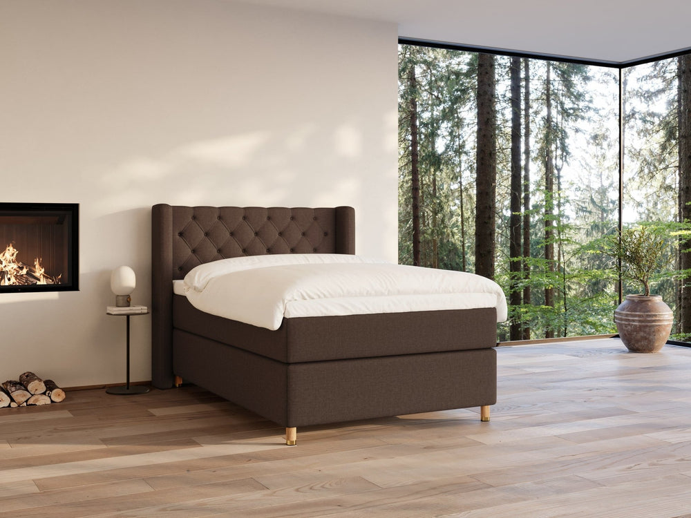 Eira Fjord 140x200 Mørk brun Nordic Dream tilbyr senger med skandinavisk design og materialer av høy kvalitet. Opplev perfekt komfort for en god natts søvn. Bestill din i dag!