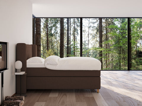 Eira Fjord 140x200 Mørk brun Nordic Dream tilbyr senger med skandinavisk design og materialer av høy kvalitet. Opplev perfekt komfort for en god natts søvn. Bestill din i dag!