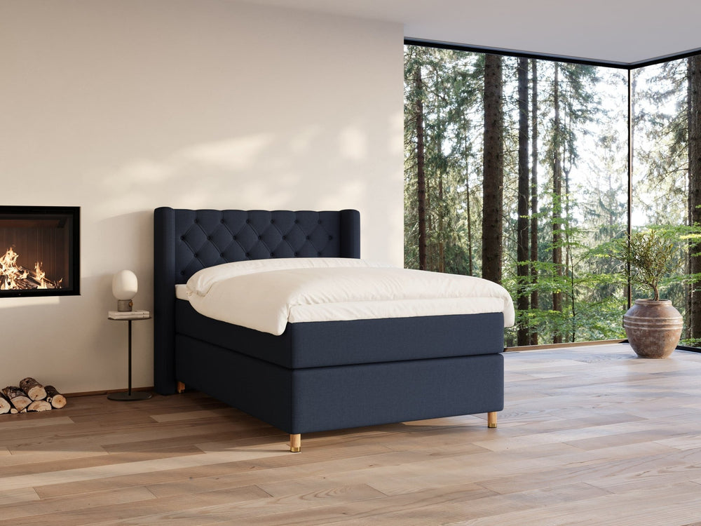 Eira Fjord 140x200 Mørkeblå Nordic Dream tilbyr senger med skandinavisk design og materialer av høy kvalitet. Opplev perfekt komfort for en god natts søvn. Bestill din i dag!