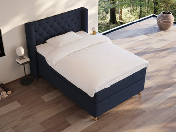 Eira Fjord 140x200 Mørkeblå Nordic Dream tilbyr senger med skandinavisk design og materialer av høy kvalitet. Opplev perfekt komfort for en god natts søvn. Bestill din i dag!