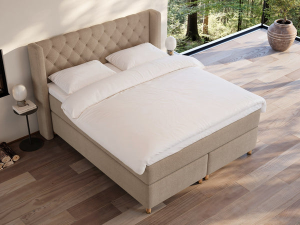 Eira Fjord 160x200 Bouclé latte Nordic Dream tilbyr senger med skandinavisk design og materialer av høy kvalitet. Opplev perfekt komfort for en god natts søvn. Bestill din i dag!