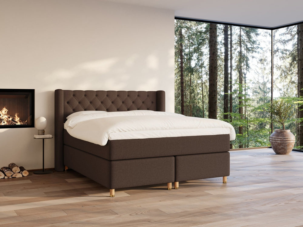 Eira Fjord 160x210 Mørk brun Nordic Dream tilbyr senger med skandinavisk design og materialer av høy kvalitet. Opplev perfekt komfort for en god natts søvn. Bestill din i dag!