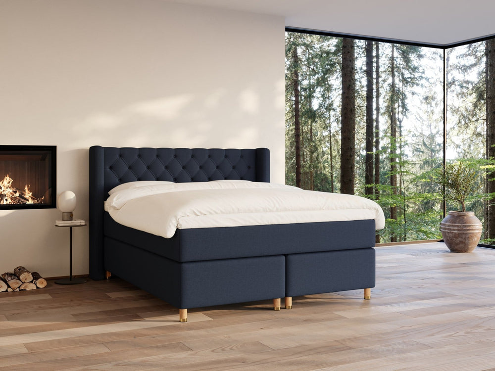 Eira Fjord 160x210 Mørkeblå Nordic Dream tilbyr senger med skandinavisk design og materialer av høy kvalitet. Opplev perfekt komfort for en god natts søvn. Bestill din i dag!