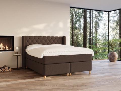 Eira Fjord 180x200 Mørk brun Nordic Dream tilbyr senger med skandinavisk design og materialer av høy kvalitet. Opplev perfekt komfort for en god natts søvn. Bestill din i dag!