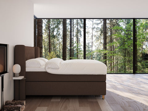 Eira Fjord 180x200 Mørk brun Nordic Dream tilbyr senger med skandinavisk design og materialer av høy kvalitet. Opplev perfekt komfort for en god natts søvn. Bestill din i dag!