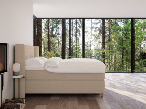 Eira Fjord 180x200 Sand Nordic Dream tilbyr senger med skandinavisk design og materialer av høy kvalitet. Opplev perfekt komfort for en god natts søvn. Bestill din i dag!