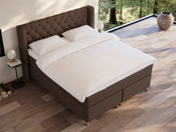 Eira Fjord 180x210 Mørk brun Nordic Dream tilbyr senger med skandinavisk design og materialer av høy kvalitet. Opplev perfekt komfort for en god natts søvn. Bestill din i dag!