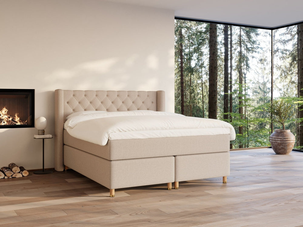 Eira Fjord 180x210 Sand Nordic Dream tilbyr senger med skandinavisk design og materialer av høy kvalitet. Opplev perfekt komfort for en god natts søvn. Bestill din i dag!