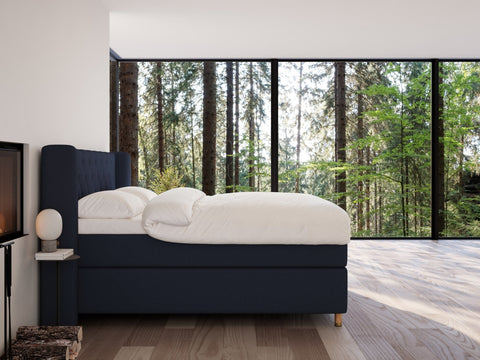 Eira Fjord 200x200 Mørkeblå Nordic Dream tilbyr senger med skandinavisk design og materialer av høy kvalitet. Opplev perfekt komfort for en god natts søvn. Bestill din i dag!