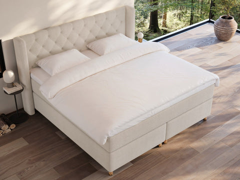 Eira Fjord 210x210 Bouclé cream Nordic Dream tilbyr senger med skandinavisk design og materialer av høy kvalitet. Opplev perfekt komfort for en god natts søvn. Bestill din i dag!