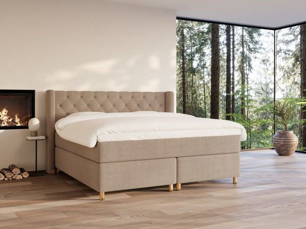 Eira Fjord 210x210 Bouclé latte Nordic Dream tilbyr senger med skandinavisk design og materialer av høy kvalitet. Opplev perfekt komfort for en god natts søvn. Bestill din i dag!