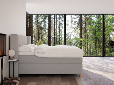 Eira Fjord 210x210 Lysegrå Nordic Dream tilbyr senger med skandinavisk design og materialer av høy kvalitet. Opplev perfekt komfort for en god natts søvn. Bestill din i dag!