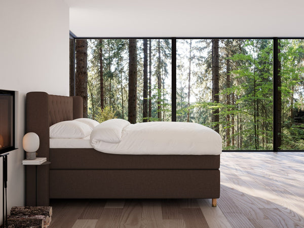 Eira Fjord 210x210 Mørk brun Nordic Dream tilbyr senger med skandinavisk design og materialer av høy kvalitet. Opplev perfekt komfort for en god natts søvn. Bestill din i dag!