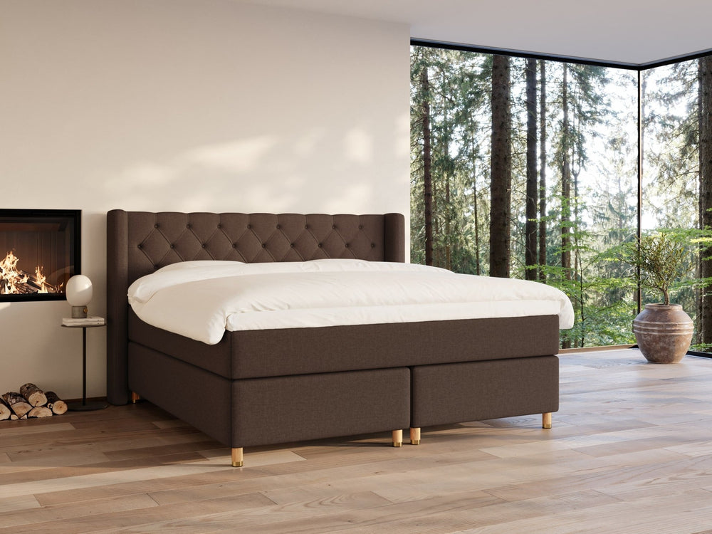 Eira Fjord 210x210 Mørk brun Nordic Dream tilbyr senger med skandinavisk design og materialer av høy kvalitet. Opplev perfekt komfort for en god natts søvn. Bestill din i dag!