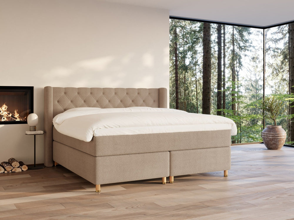 Eira Fjord 220x220 Bouclé latte Nordic Dream tilbyr senger med skandinavisk design og materialer av høy kvalitet. Opplev perfekt komfort for en god natts søvn. Bestill din i dag!