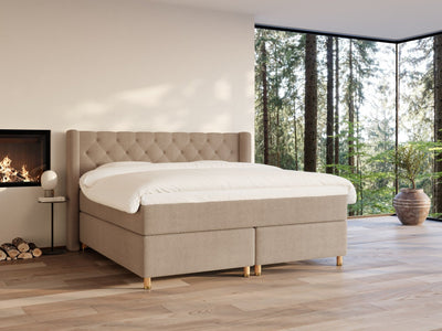 Eira Fjord 220x220 Bouclé latte Nordic Dream tilbyr senger med skandinavisk design og materialer av høy kvalitet. Opplev perfekt komfort for en god natts søvn. Bestill din i dag!