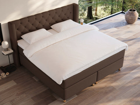 Eira Fjord 220x220 Mørk brun Nordic Dream tilbyr senger med skandinavisk design og materialer av høy kvalitet. Opplev perfekt komfort for en god natts søvn. Bestill din i dag!