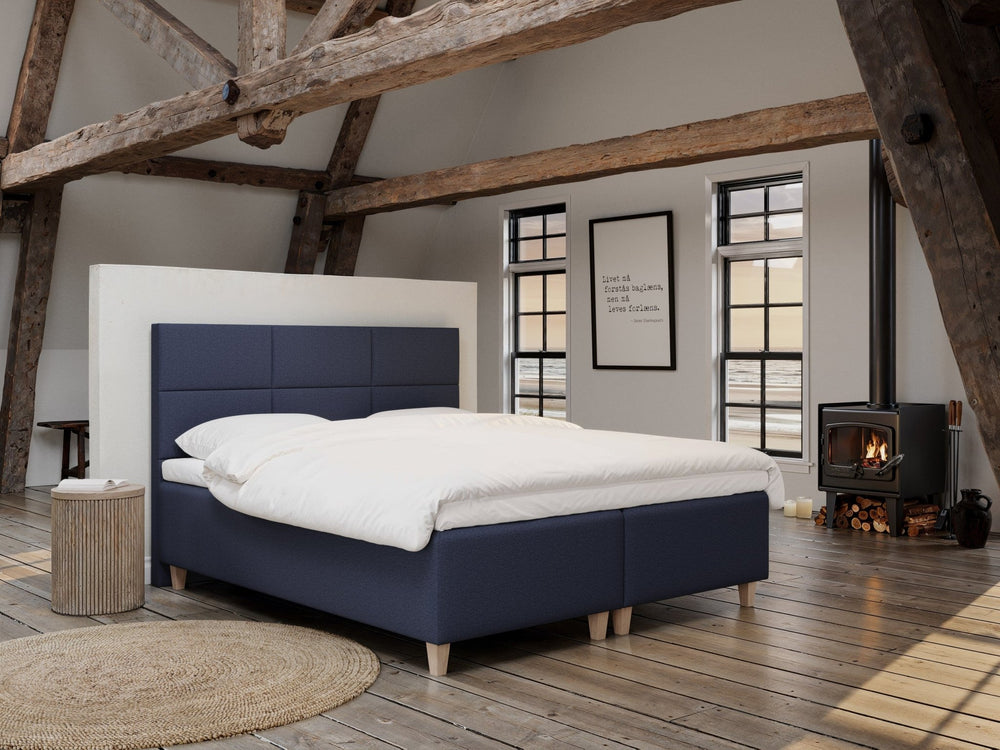 Freja Älv 160x200 Mørkeblå Nordic Dream tilbyr senger med skandinavisk design og materialer av høy kvalitet. Opplev perfekt komfort for en god natts søvn. Bestill din i dag!