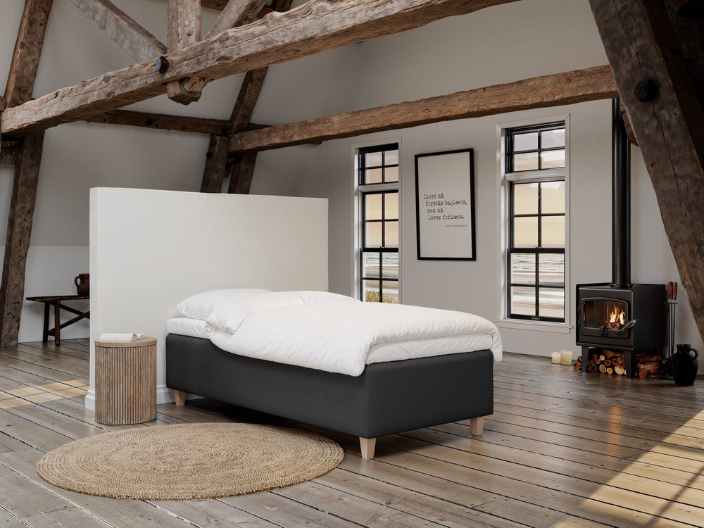 Freja Älv 80x200 Antrasitt Nordic Dream tilbyr senger med skandinavisk design og materialer av høy kvalitet. Opplev perfekt komfort for en god natts søvn. Bestill din i dag!