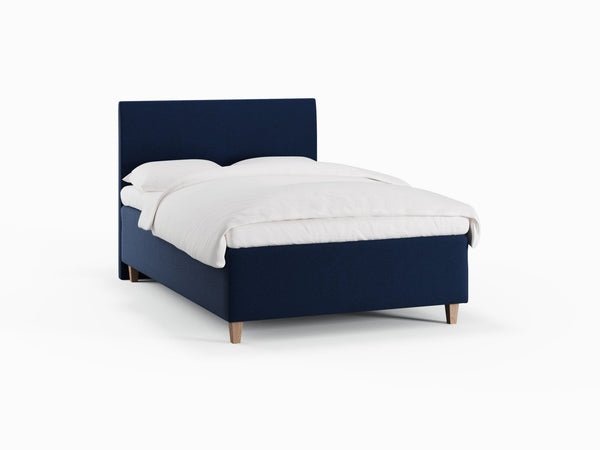 Freja Fjäll 120x200 Mørkeblå Nordic Dream tilbyr senger med skandinavisk design og materialer av høy kvalitet. Opplev perfekt komfort for en god natts søvn. Bestill din i dag!