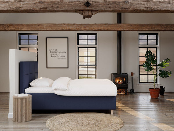 Freja Fjäll 140x200 Mørkeblå Nordic Dream tilbyr senger med skandinavisk design og materialer av høy kvalitet. Opplev perfekt komfort for en god natts søvn. Bestill din i dag!