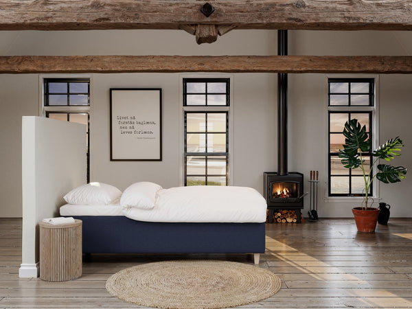 Freja Fjäll 90x200 Mørkeblå Nordic Dream tilbyr senger med skandinavisk design og materialer av høy kvalitet. Opplev perfekt komfort for en god natts søvn. Bestill din i dag!