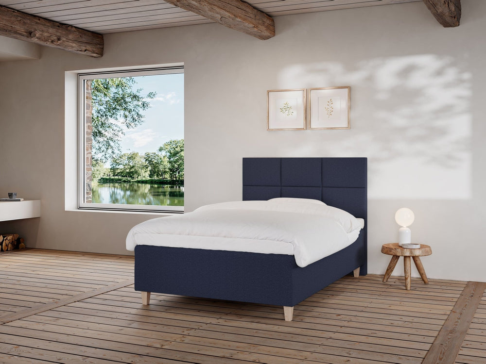 Freja Fjord 120x200 Mørkeblå Nordic Dream tilbyr senger med skandinavisk design og materialer av høy kvalitet. Opplev perfekt komfort for en god natts søvn. Bestill din i dag!