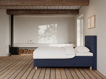 Freja Fjord 140x200 Mørkeblå Nordic Dream tilbyr senger med skandinavisk design og materialer av høy kvalitet. Opplev perfekt komfort for en god natts søvn. Bestill din i dag!
