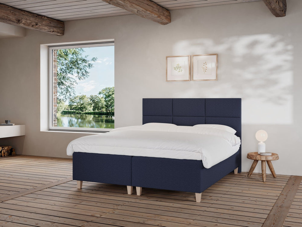 Freja Fjord 180x210 Mørkeblå Nordic Dream tilbyr senger med skandinavisk design og materialer av høy kvalitet. Opplev perfekt komfort for en god natts søvn. Bestill din i dag!