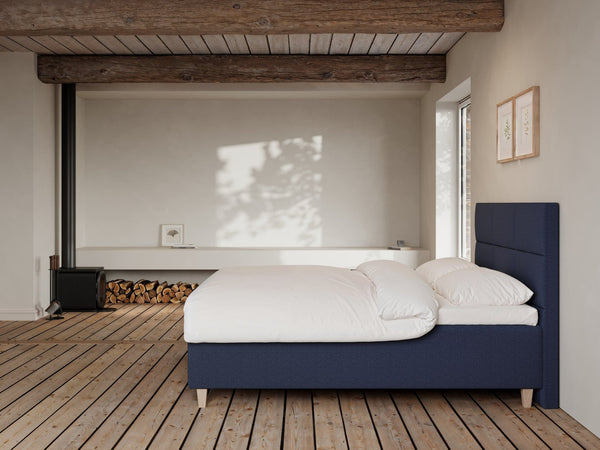 Freja Fjord 180x210 Mørkeblå Nordic Dream tilbyr senger med skandinavisk design og materialer av høy kvalitet. Opplev perfekt komfort for en god natts søvn. Bestill din i dag!