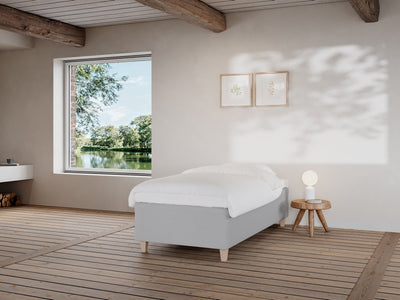 Freja Fjord 90x200 Lysegrå Nordic Dream tilbyr senger med skandinavisk design og materialer av høy kvalitet. Opplev perfekt komfort for en god natts søvn. Bestill din i dag!