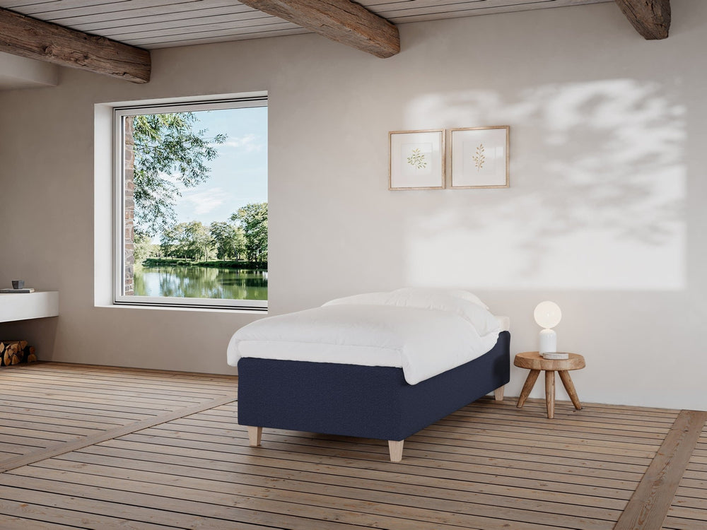 Freja Fjord 90x200 Mørkeblå Nordic Dream tilbyr senger med skandinavisk design og materialer av høy kvalitet. Opplev perfekt komfort for en god natts søvn. Bestill din i dag!