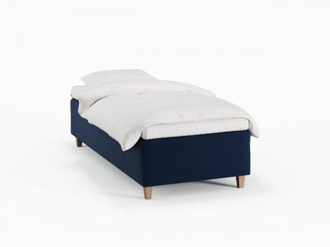 Freja Fjord 90x200 Mørkeblå Nordic Dream tilbyr senger med skandinavisk design og materialer av høy kvalitet. Opplev perfekt komfort for en god natts søvn. Bestill din i dag!