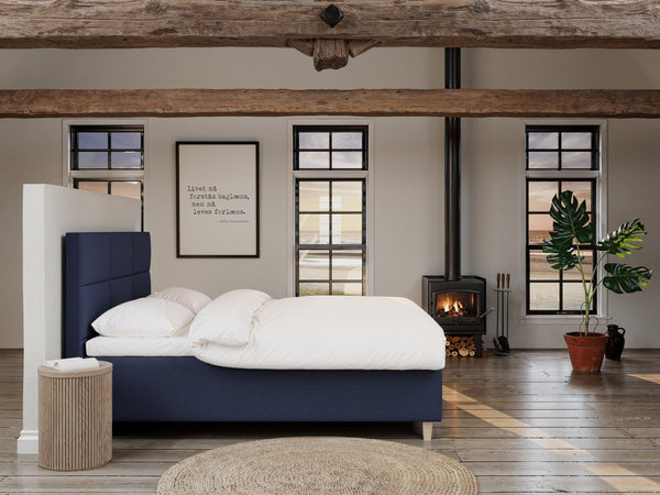 Freja Nordlys 160x200 Mørkeblå Nordic Dream tilbyr senger med skandinavisk design og materialer av høy kvalitet. Opplev perfekt komfort for en god natts søvn. Bestill din i dag!