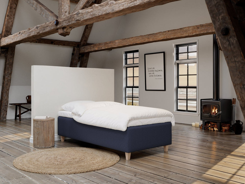 Freja Nordlys 80x200 Mørkeblå Nordic Dream tilbyr senger med skandinavisk design og materialer av høy kvalitet. Opplev perfekt komfort for en god natts søvn. Bestill din i dag!