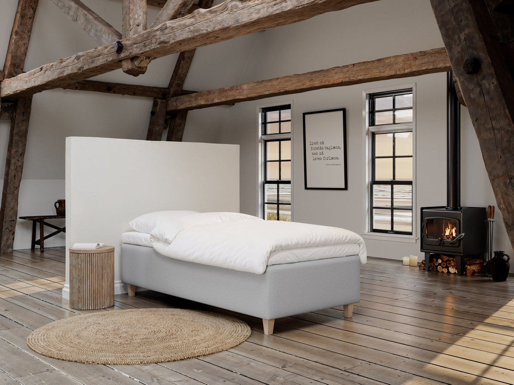 Freja Nordlys 90x210 Lysegrå Nordic Dream tilbyr senger med skandinavisk design og materialer av høy kvalitet. Opplev perfekt komfort for en god natts søvn. Bestill din i dag!