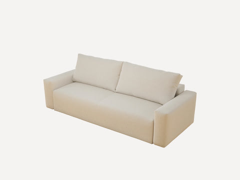 Beige, rektangulær sofa med lave armlener og to løse ryggputer i mykt stoff