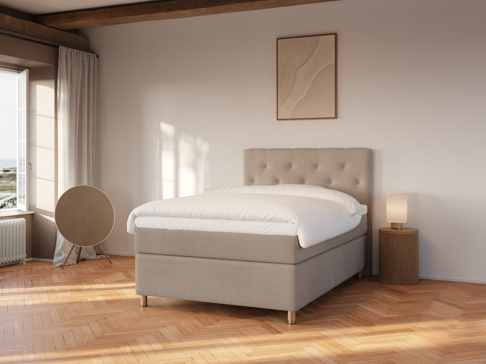 Nora Fjäll 140x200 Bouclé latte Nordic Dream tilbyr senger med skandinavisk design og materialer av høy kvalitet. Opplev perfekt komfort for en god natts søvn. Bestill din i dag!