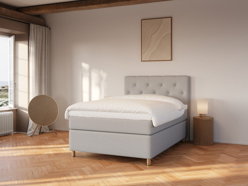 Nora Fjäll 140x200 Lysegrå Nordic Dream tilbyr senger med skandinavisk design og materialer av høy kvalitet. Opplev perfekt komfort for en god natts søvn. Bestill din i dag!