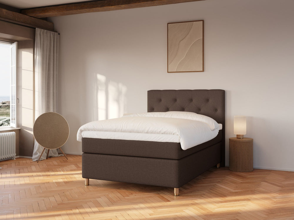 Nora Fjäll 140x200 Mørk brun Nordic Dream tilbyr senger med skandinavisk design og materialer av høy kvalitet. Opplev perfekt komfort for en god natts søvn. Bestill din i dag!