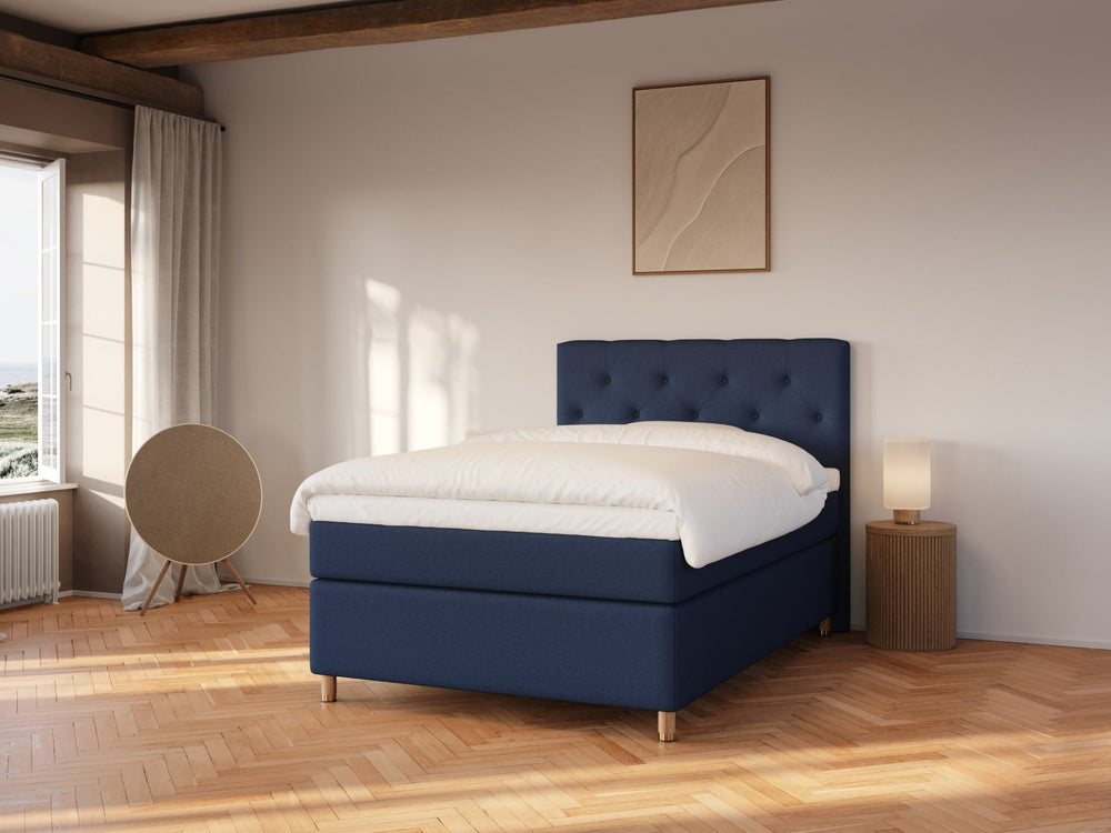 Nora Fjäll 140x200 Mørkeblå Nordic Dream tilbyr senger med skandinavisk design og materialer av høy kvalitet. Opplev perfekt komfort for en god natts søvn. Bestill din i dag!