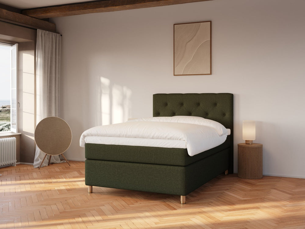 Nora Fjäll 140x200 Mørkegrøn Nordic Dream tilbyr senger med skandinavisk design og materialer av høy kvalitet. Opplev perfekt komfort for en god natts søvn. Bestill din i dag!