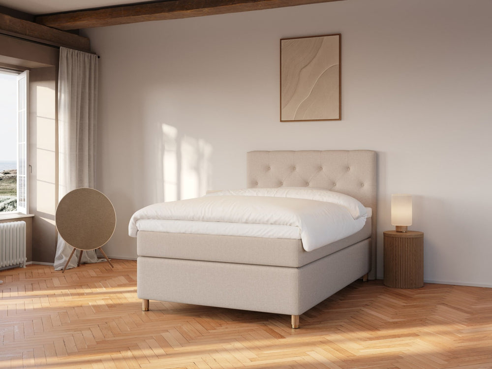 Nora Fjäll 140x200 Sand Nordic Dream tilbyr senger med skandinavisk design og materialer av høy kvalitet. Opplev perfekt komfort for en god natts søvn. Bestill din i dag!